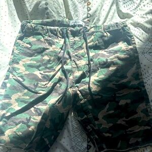 Men’s the rail camo shorts
